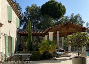 Villa swimming pool and covered terrace in the south of the Luberon