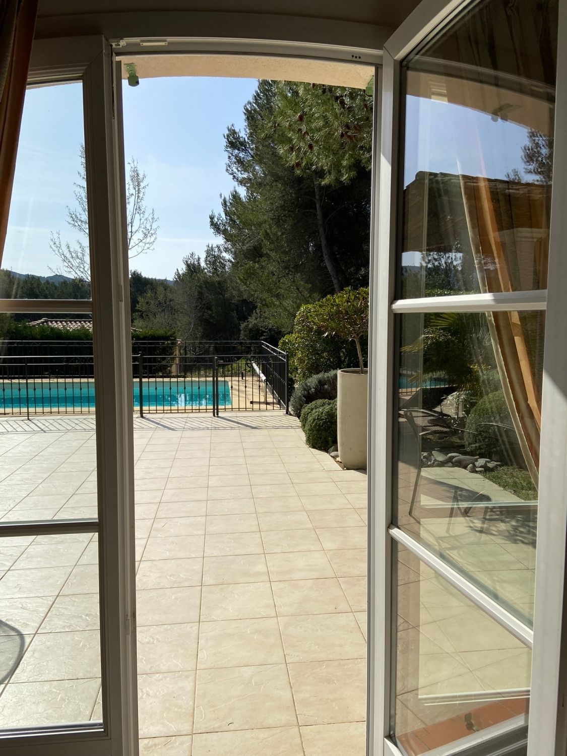 Villa swimming pool and covered terrace in the south of the Luberon