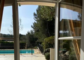 Villa swimming pool and covered terrace in the south of the Luberon