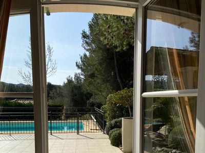 Villa swimming pool and covered terrace in the south of the Luberon