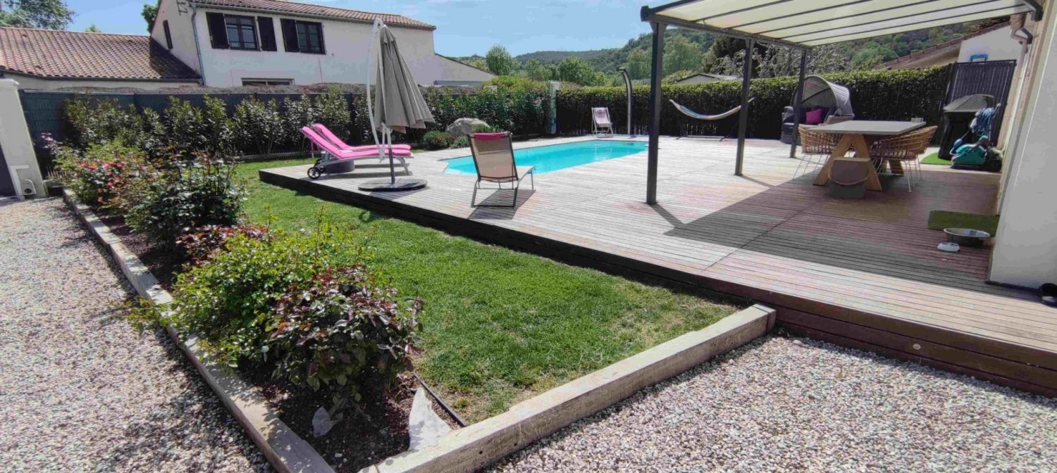 Private swimming pool rental with terrace and garden and terrace 15 minutes from Nice