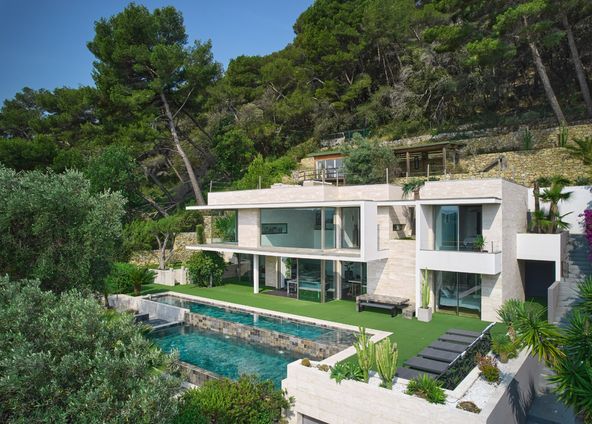 Exceptional contemporary villa 180° sea view