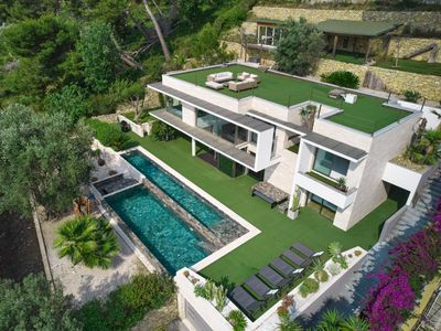 Exceptional contemporary villa 180° sea view