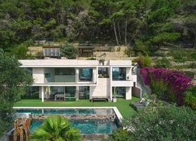 Exceptional contemporary villa 180° sea view