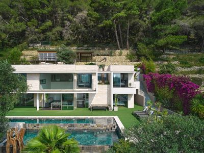 Exceptional contemporary villa 180° sea view