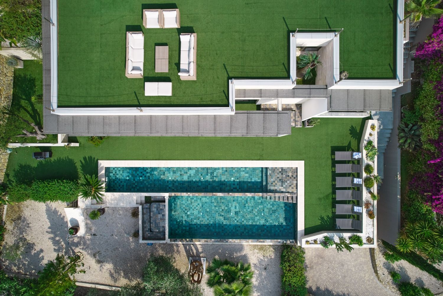 Exceptional contemporary villa 180° sea view