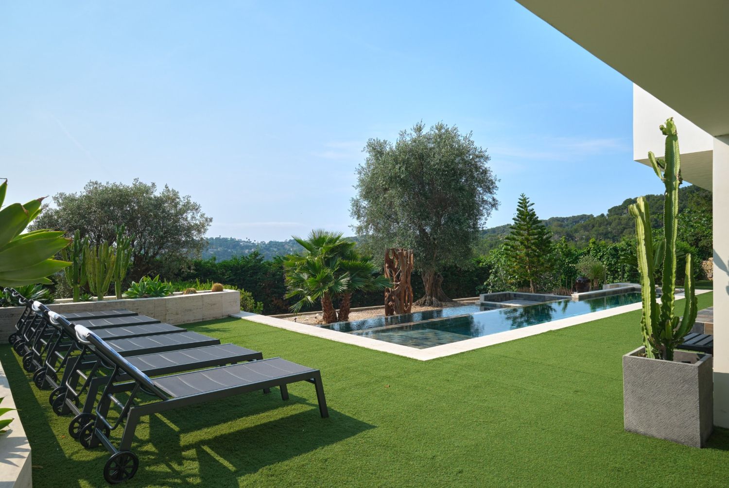 Exceptional contemporary villa 180° sea view