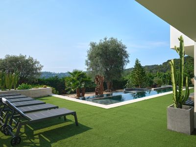 Exceptional contemporary villa 180° sea view