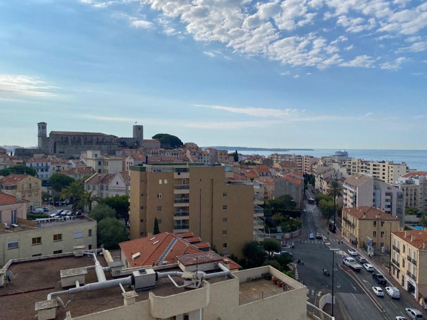 Un rooftop privé avec une vue imprenable sur la mer pour les événements et les tournages à Cannes