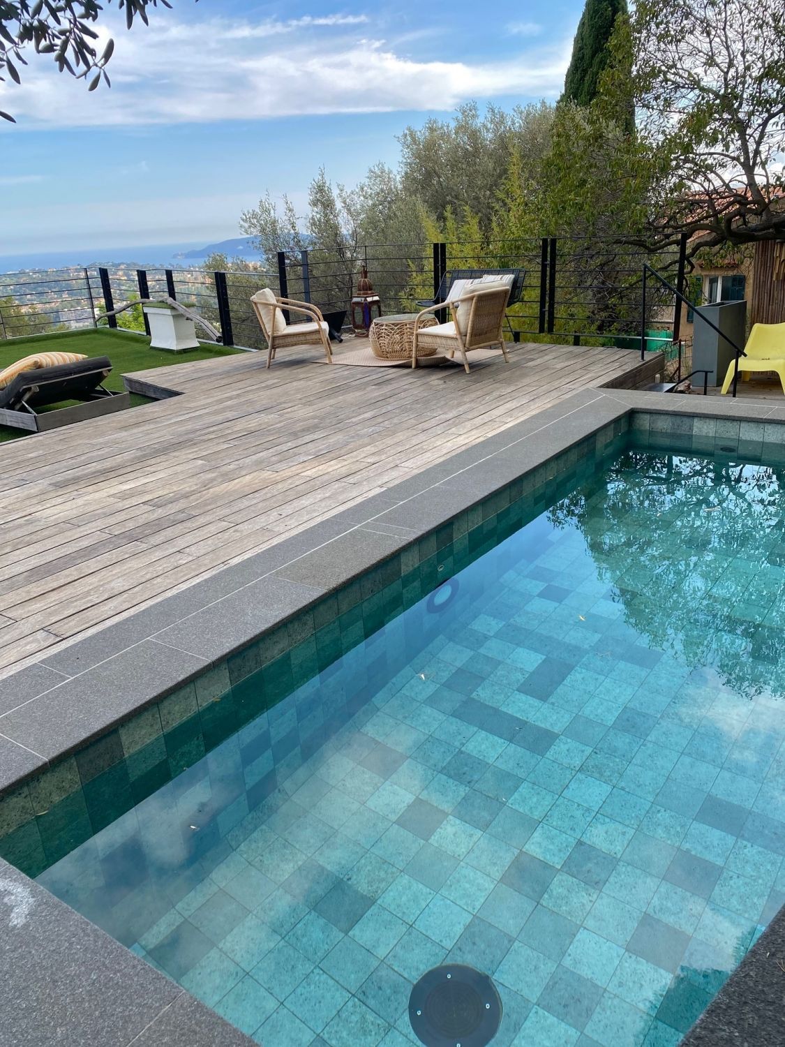 Rooftop between Sea and City