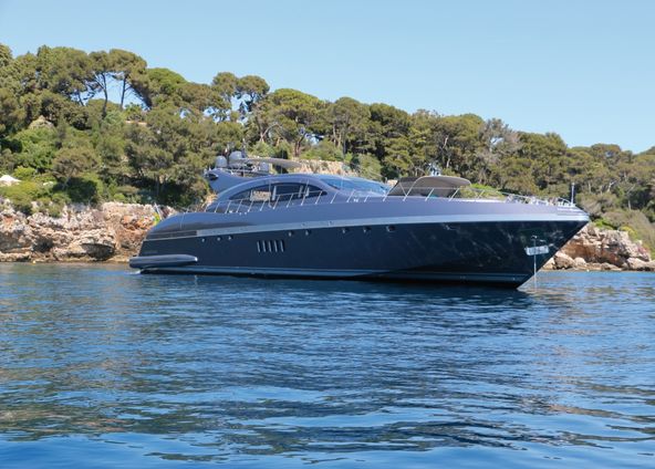 Stylish motor yacht for daily and weekly cruising 