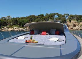 Stylish motor yacht for daily and weekly cruising 