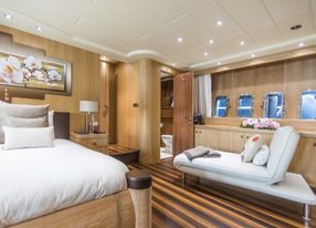 Stylish motor yacht for daily and weekly cruising 