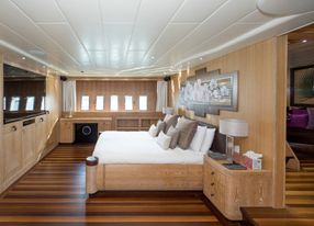 Stylish motor yacht for daily and weekly cruising 