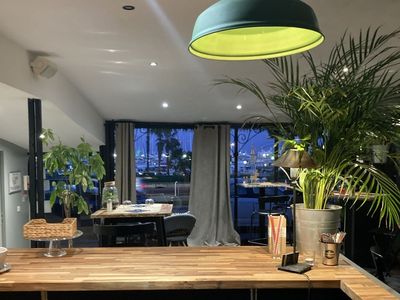 Restaurant ambiance techno, Port d'Antibes