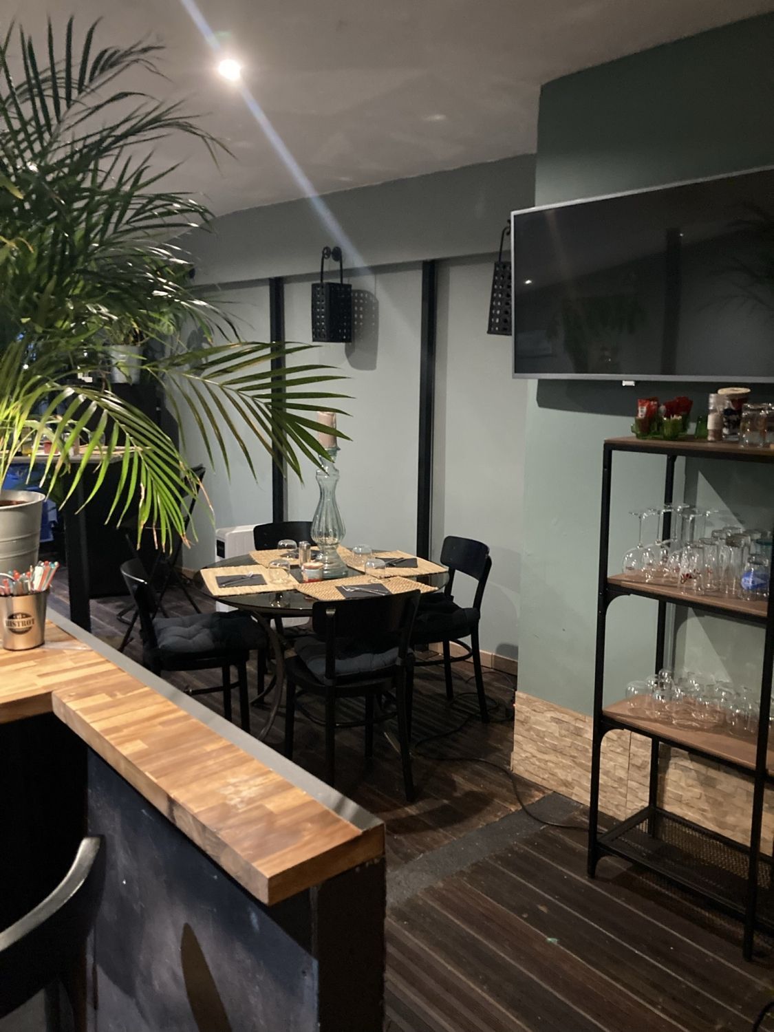Restaurant ambiance techno, Port d'Antibes