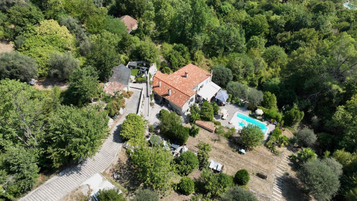 Estate nestled between sea and mountains, charming building made up of 4 apartments