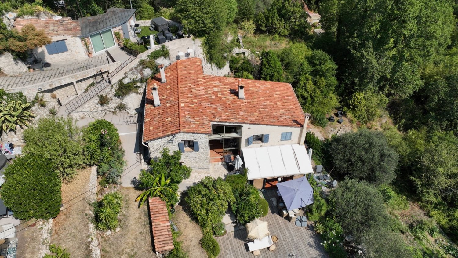 Estate nestled between sea and mountains, charming building made up of 4 apartments