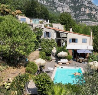 Estate nestled between sea and mountains, charming building made up of 4 apartments