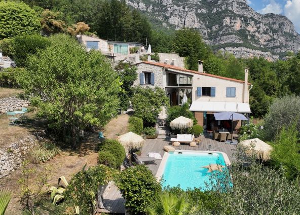 Estate nestled between sea and mountains, charming building made up of 4 apartments