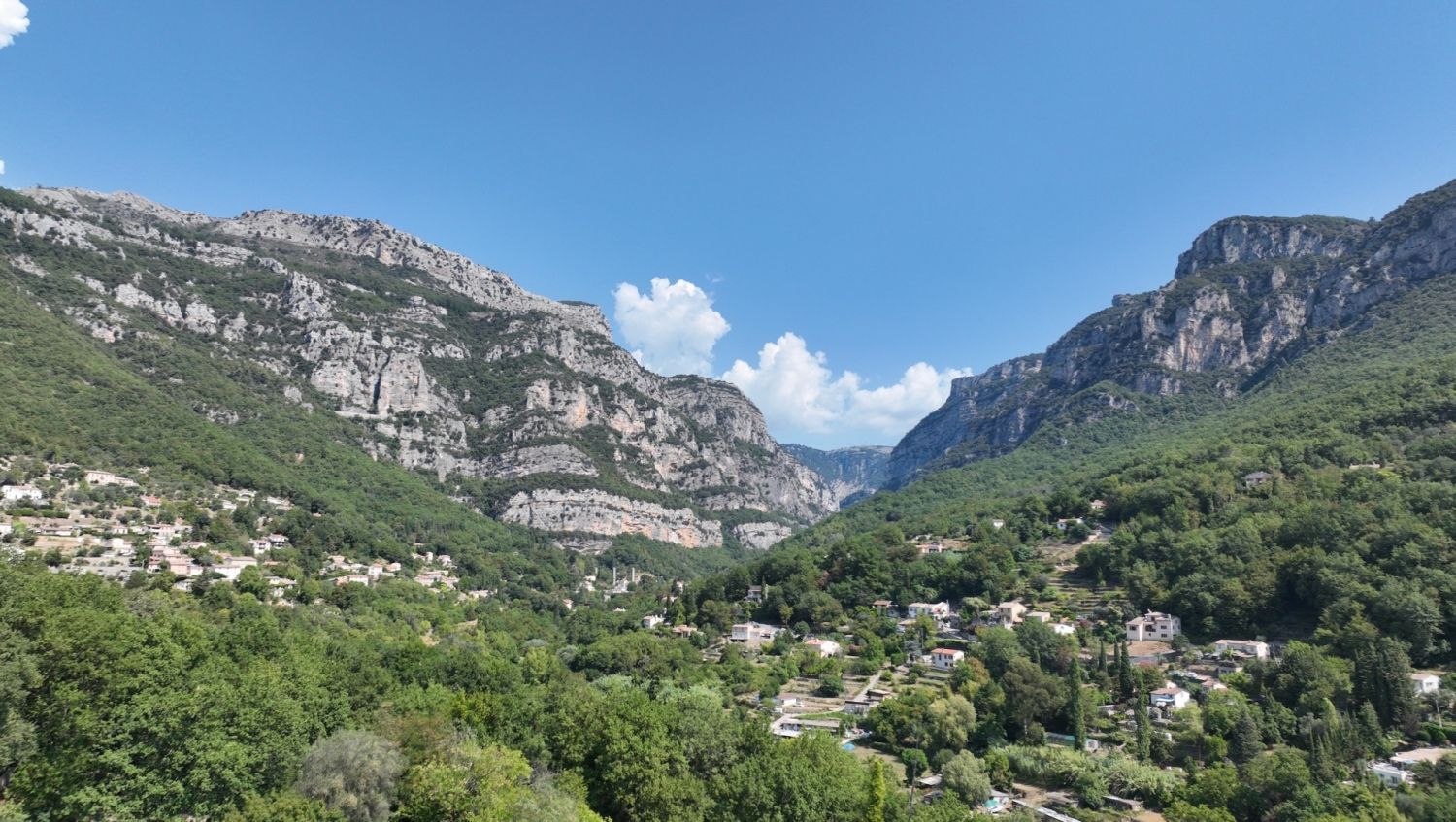 Estate nestled between sea and mountains, charming building made up of 4 apartments