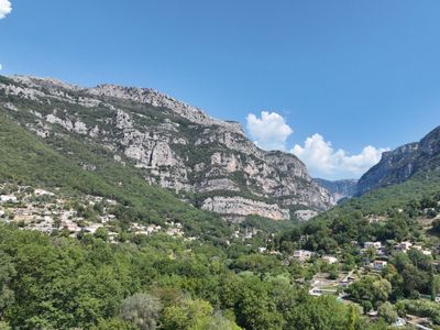 Estate nestled between sea and mountains, charming building made up of 4 apartments