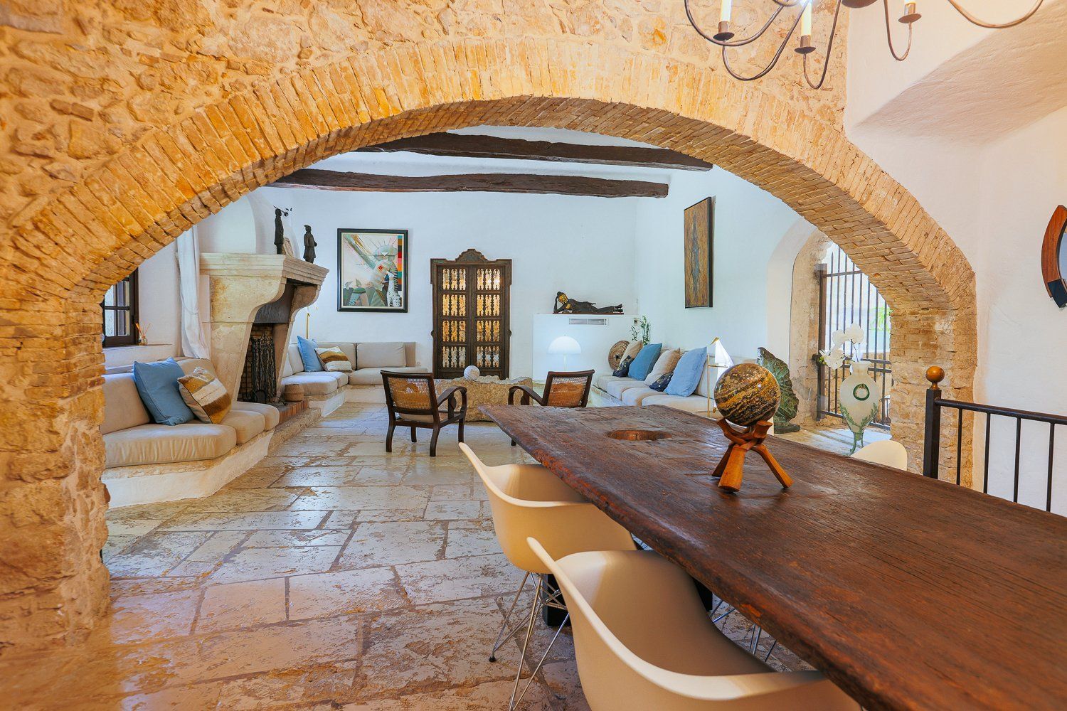 Historic mill of 400m2 located in Vence near medieval village