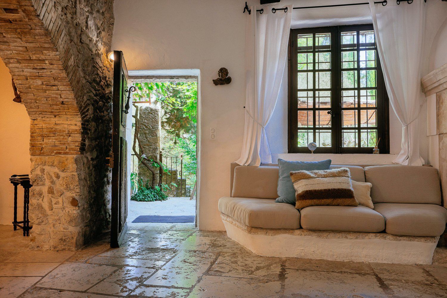 Historic mill of 400m2 located in Vence near medieval village