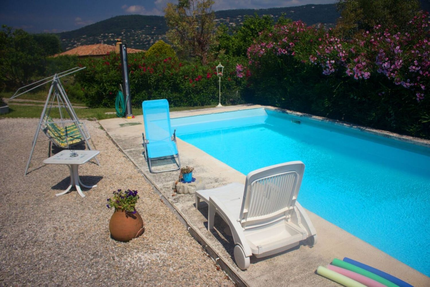 Grand extérieur avec piscine proche de Grasse