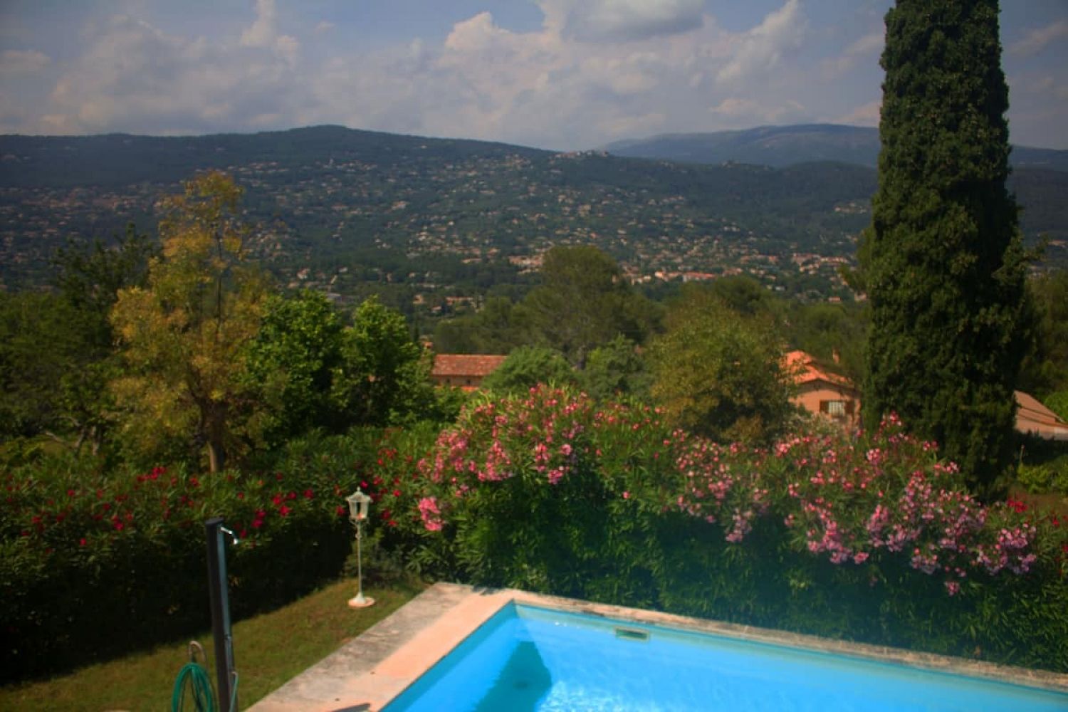 Grand extérieur avec piscine proche de Grasse