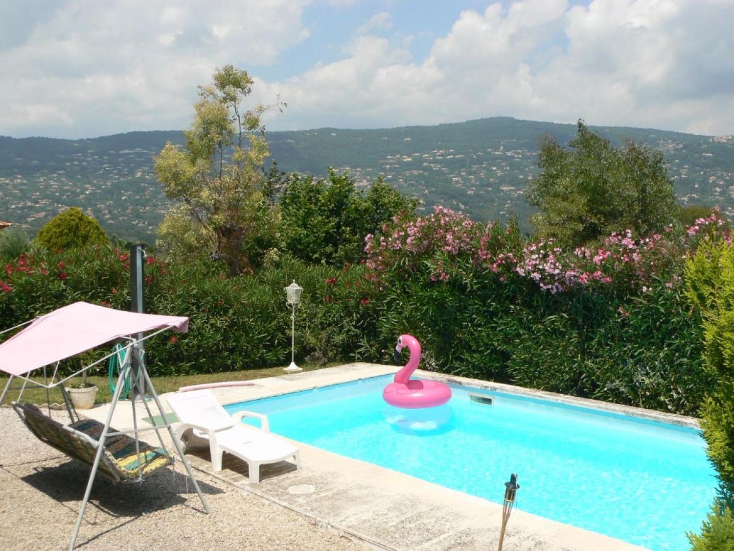 Grand extérieur avec piscine proche de Grasse