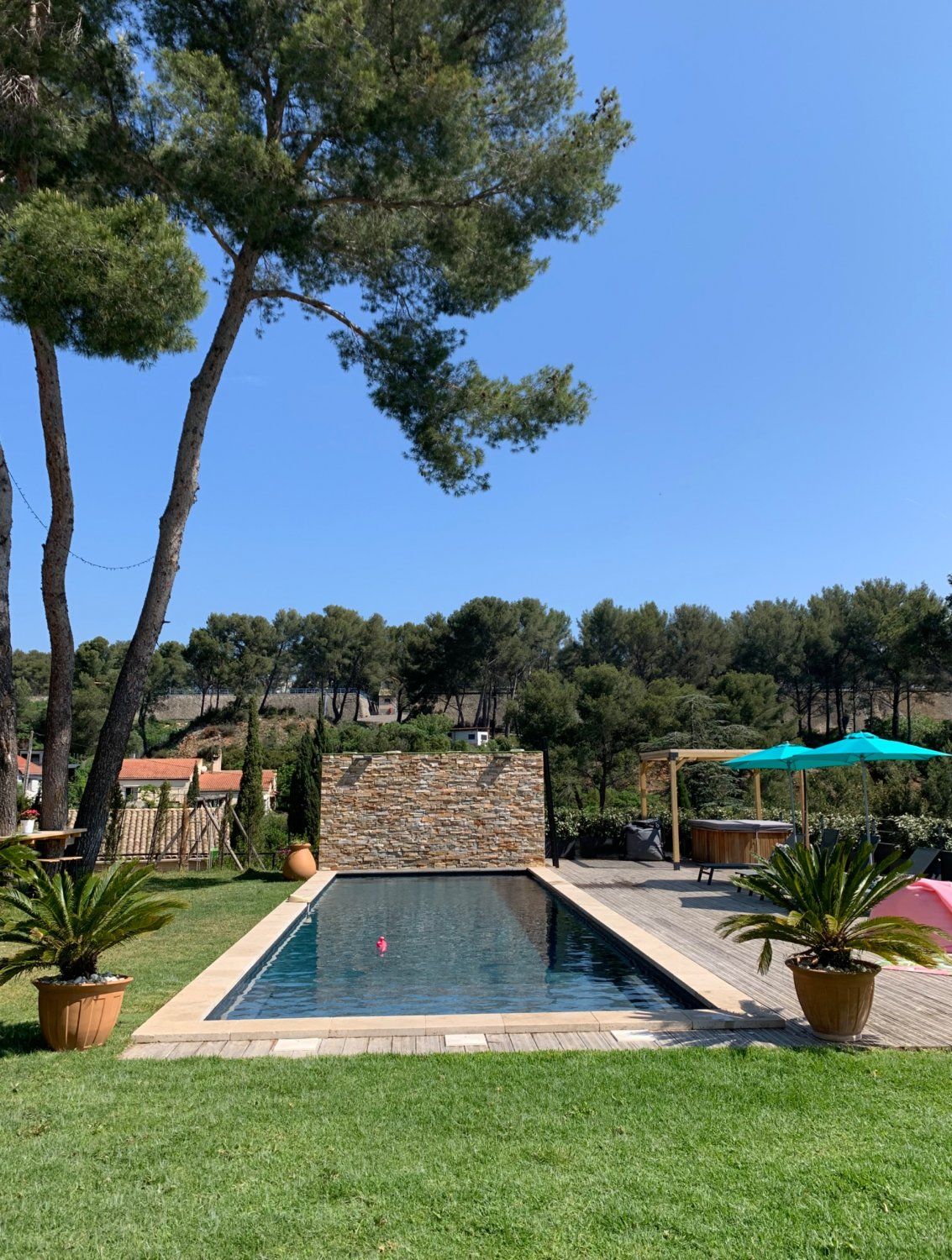 Jardin avec piscine chauffée pour vos petits et grands événements