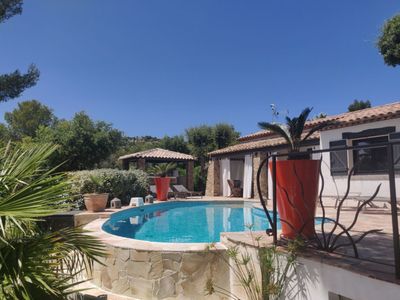 Charming Provençal farmhouse, splendid sea view, heated infinity pool