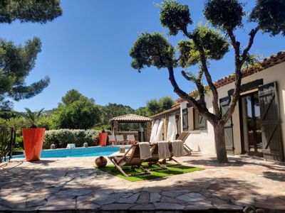 Charming Provençal farmhouse, splendid sea view, heated infinity pool