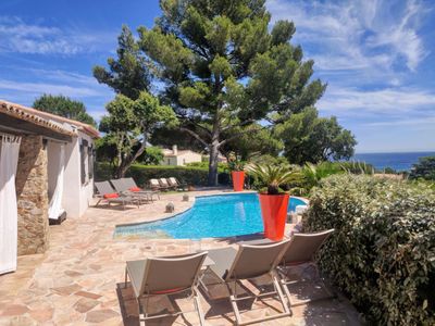Charming Provençal farmhouse, splendid sea view, heated infinity pool