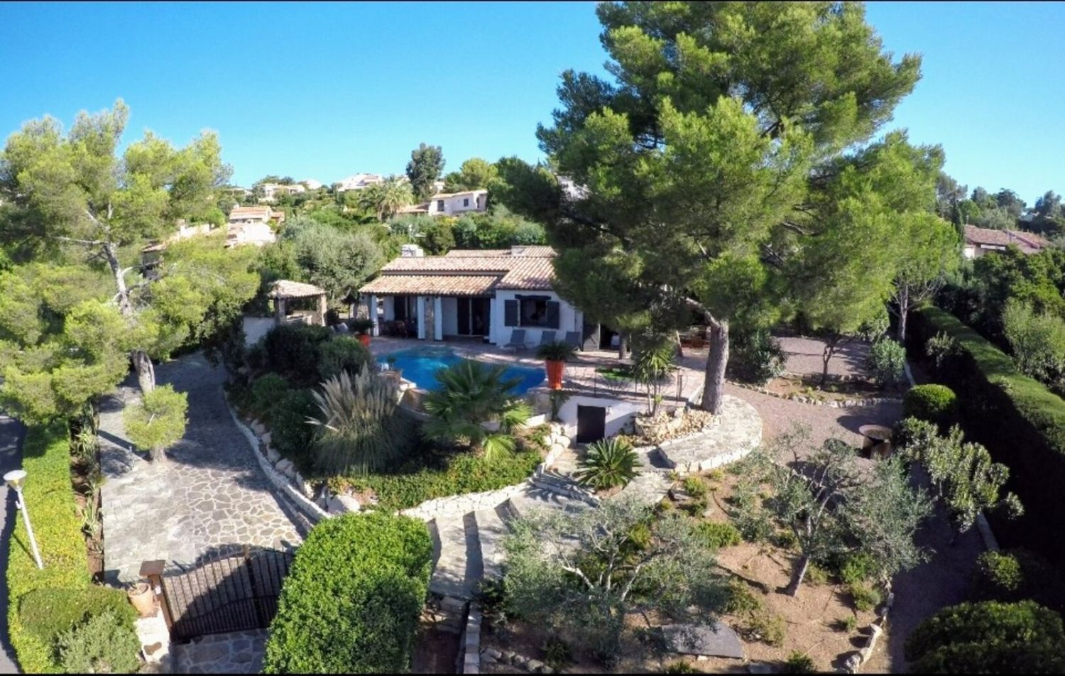 Charming Provençal farmhouse, splendid sea view, heated infinity pool