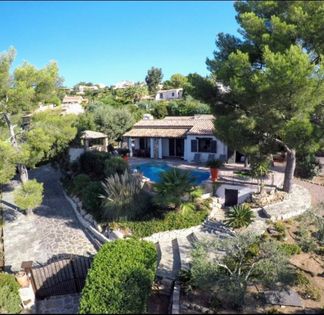 Charming Provençal farmhouse, splendid sea view, heated infinity pool