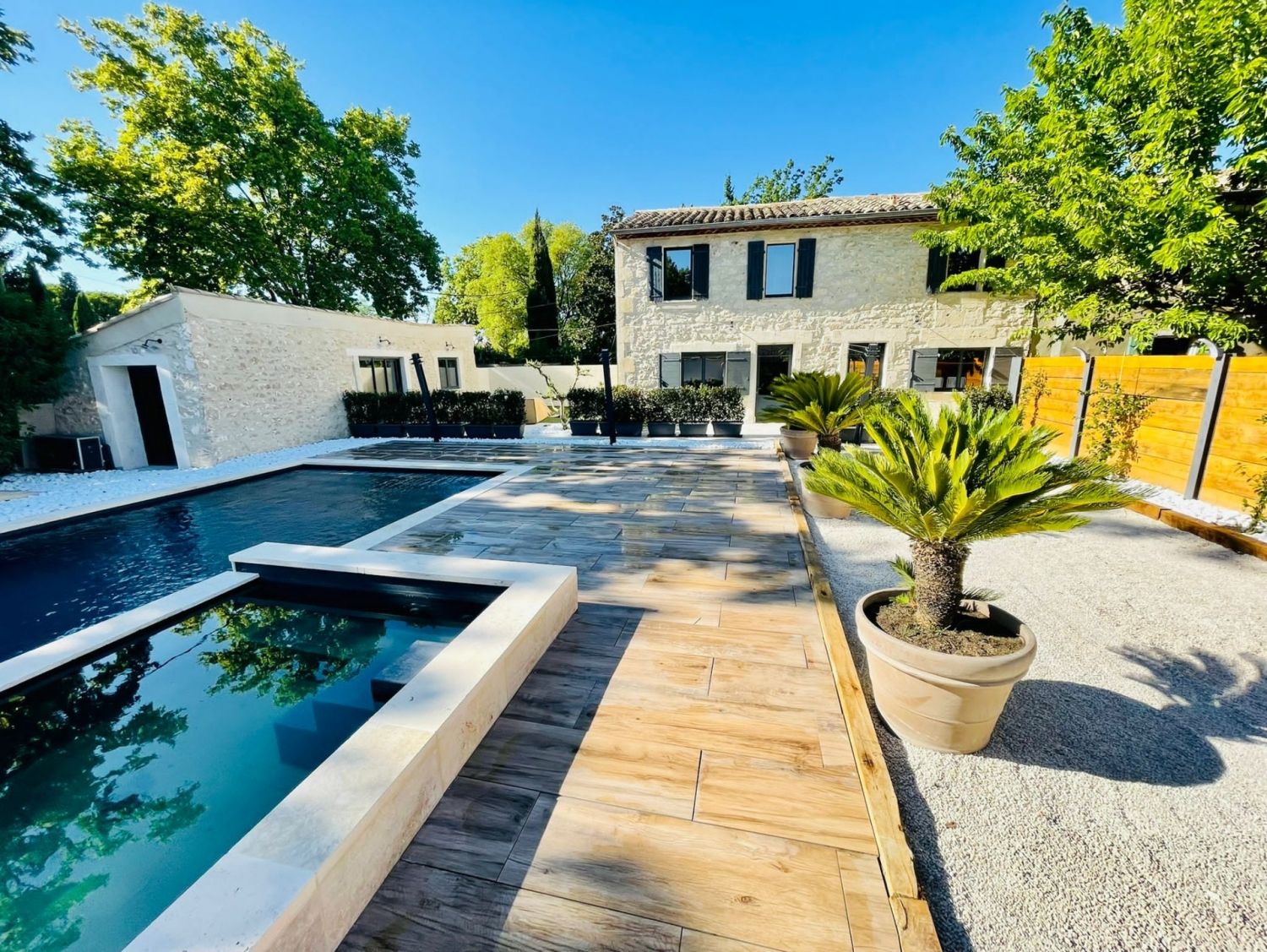 Superb Provençal farmhouse with swimming pool and jacuzzi