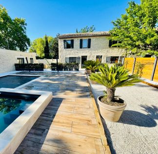 Superb Provençal farmhouse with swimming pool and jacuzzi