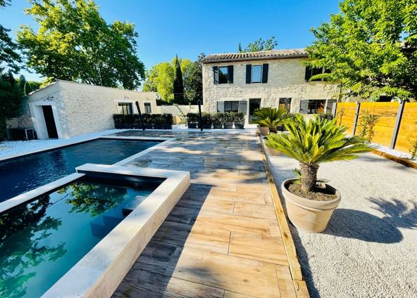 Superb Provençal farmhouse with swimming pool and jacuzzi