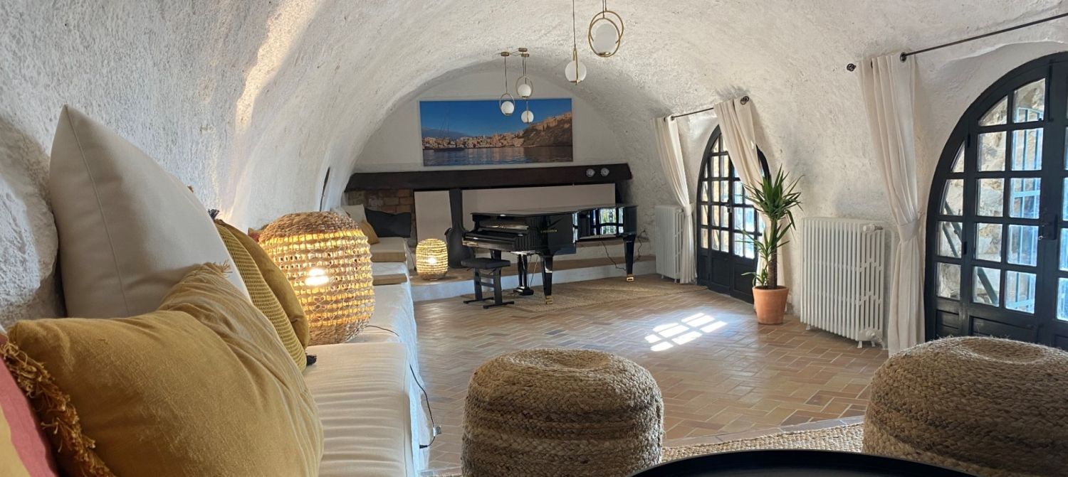 Exeptional farmhouse with breathtaking view & pianos