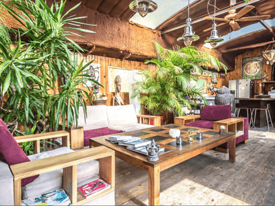 Péniche exotique près de Paris