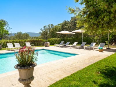 Villa spacieuse avec une vue imprenable et une piscine