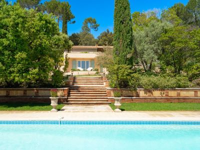 Villa spacieuse avec une vue imprenable et une piscine