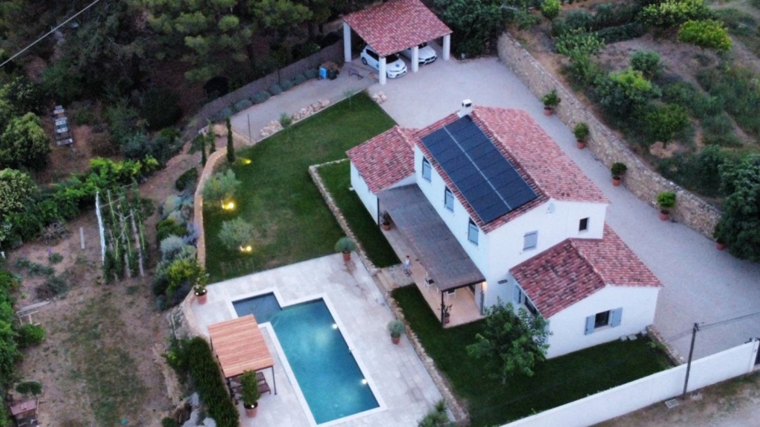 Villa with swimming pool at the foot of the Marcel Pagnol hills