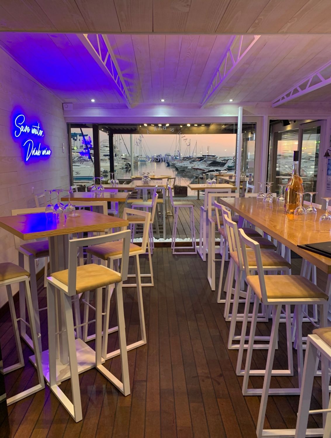Bar à vin sur le Port 