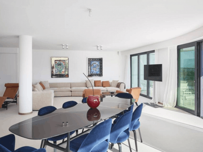 Luxury Apartment Facing Palais Cannes – Terrace, Events up to 80 Guests

