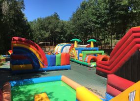 Park surrounded by nature with 3 shaded terraces, 8 inflatable castles and activity play area