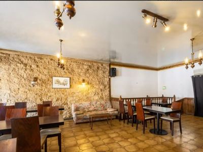 Spacieuses salles de restaurant deux niveaux