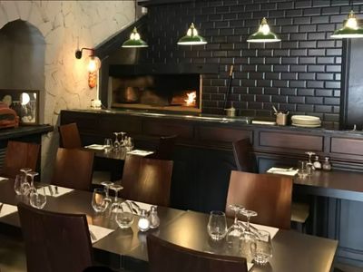 Spacieuses salles de restaurant deux niveaux